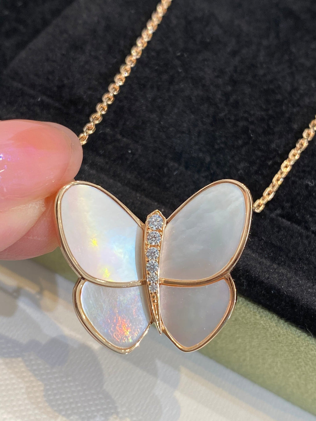 [Imperial] BUTTERFLY GOLD MOP DIAMOND NECKLACE