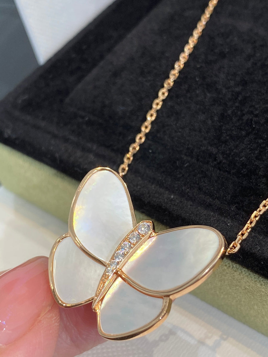 [Imperial] BUTTERFLY GOLD MOP DIAMOND NECKLACE