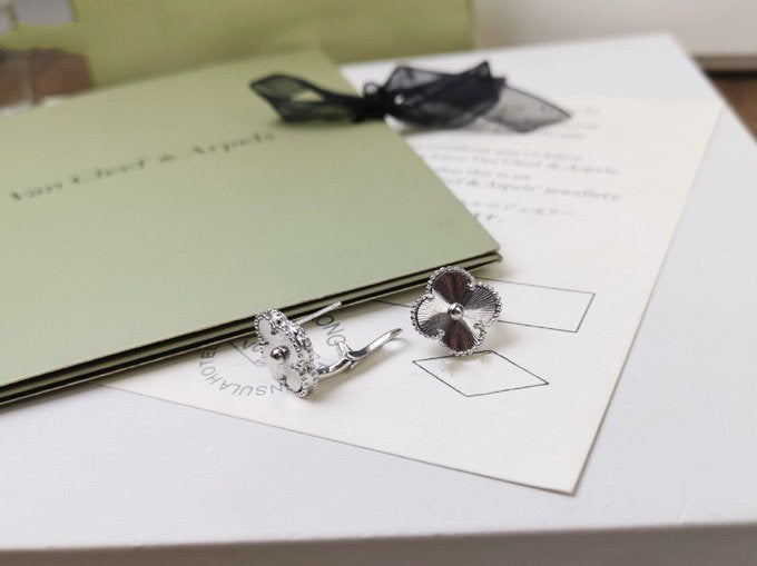 [Imperial] CLOVER MEDIUM STUD EARRINGS
