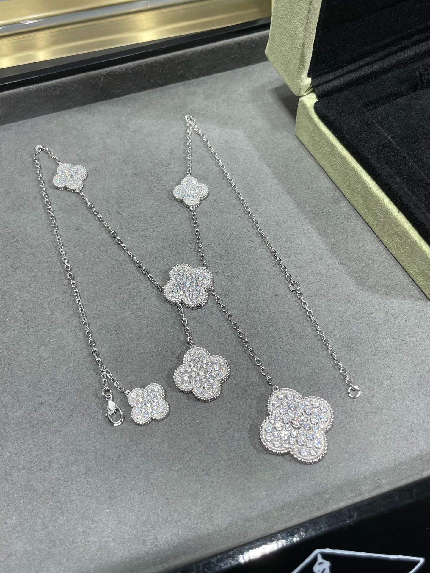 [Imperial] CLOVER 6 MOTIF DIAMOND PAVED NECKLACE