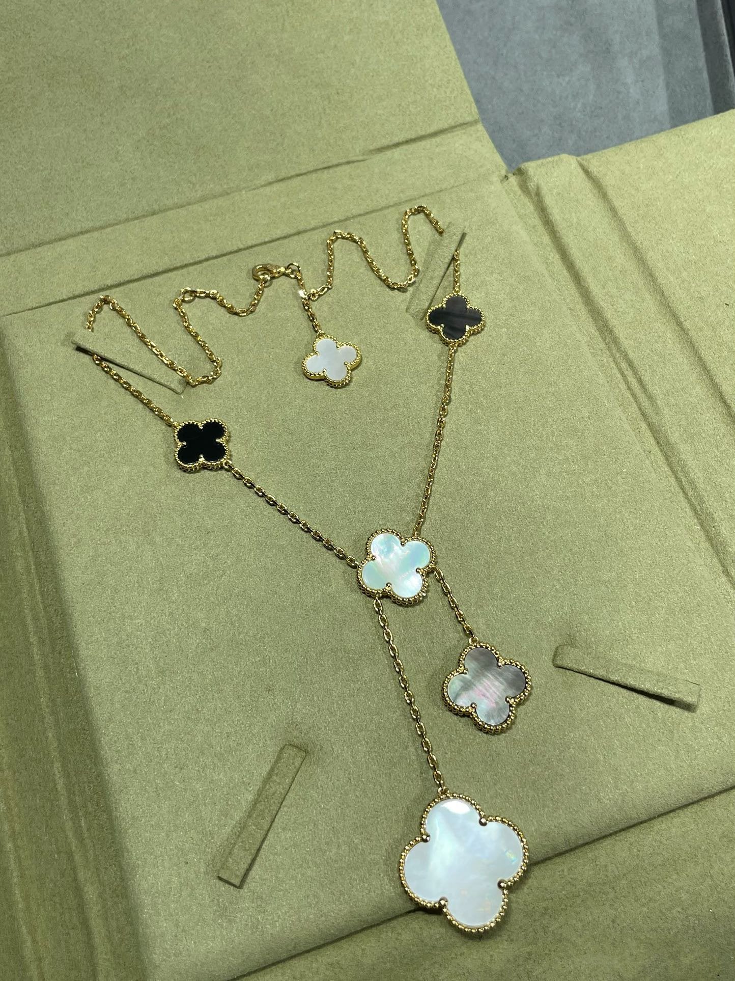[Imperial] CLOVER 6 MOTIF MOP ONYX GOLD NECKLACE