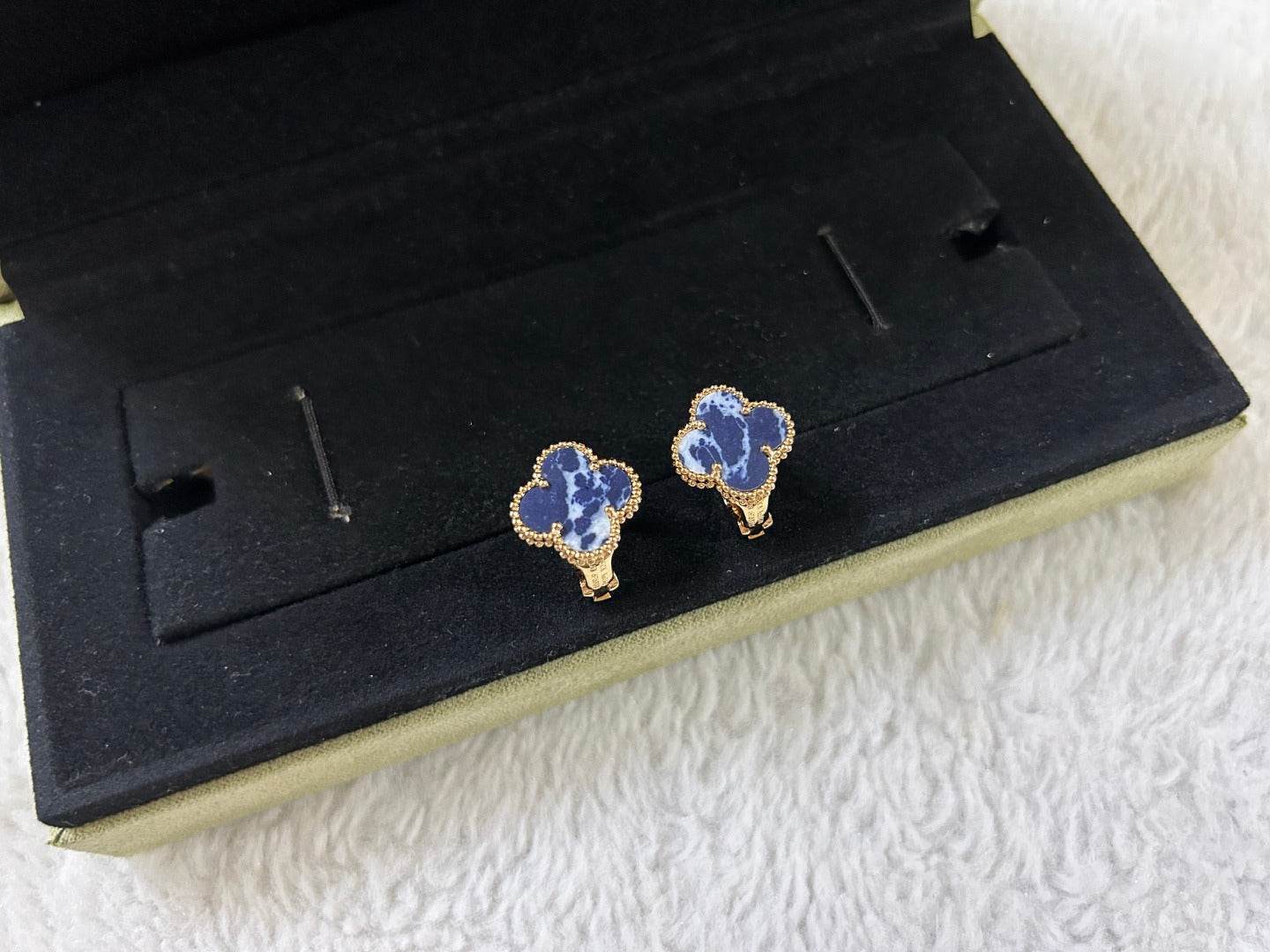[Imperial] CLOVER PIETERSITE MEDIUM STUD EARRINGS