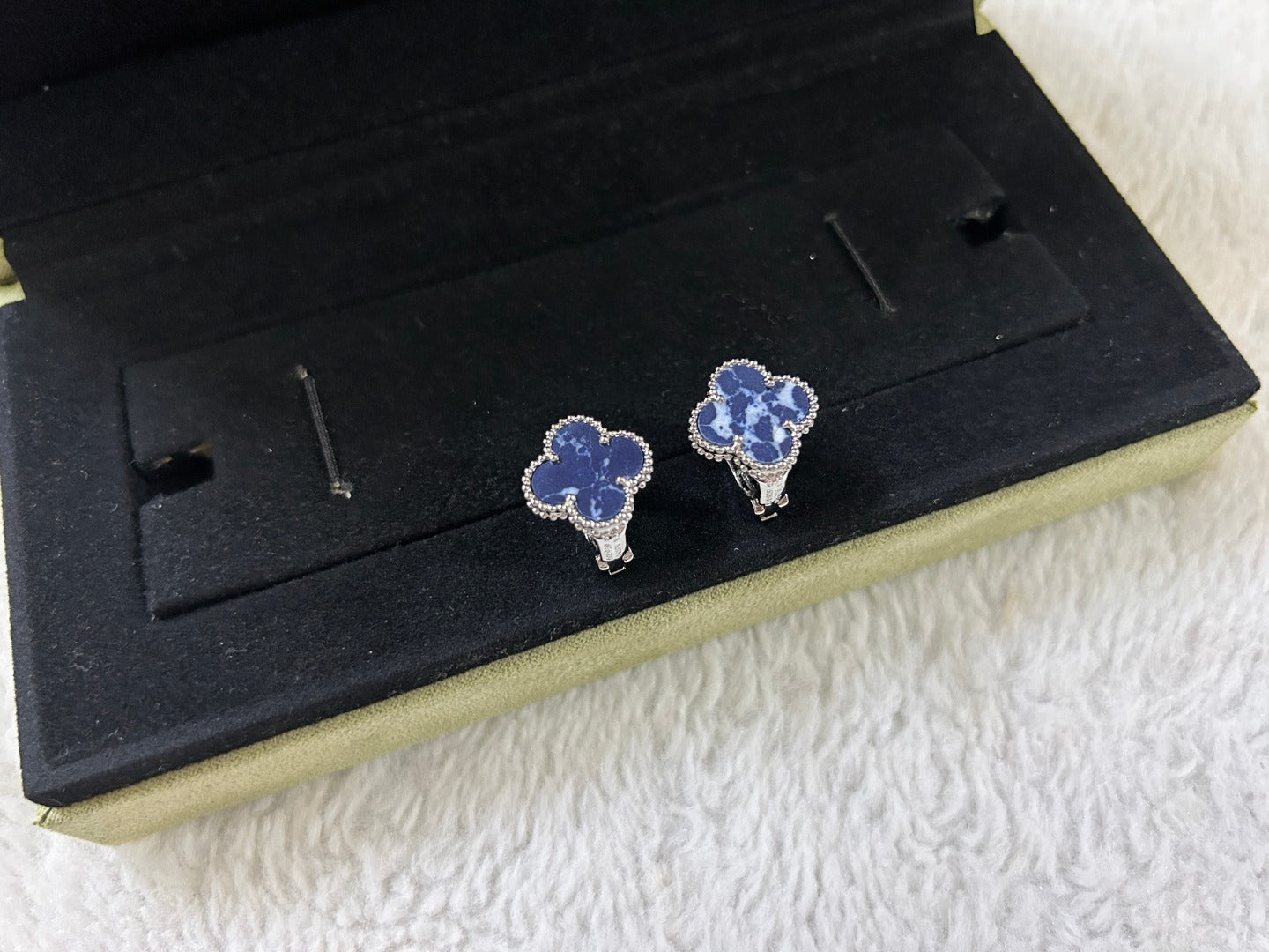 [Imperial] CLOVER PIETERSITE MEDIUM STUD EARRINGS