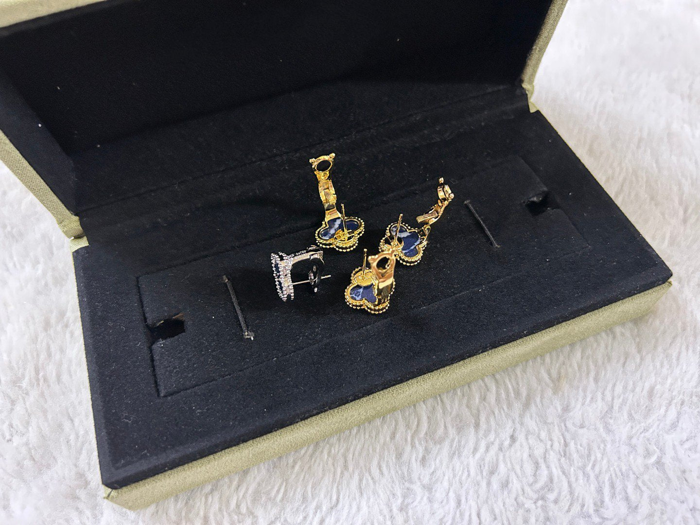 [Imperial] CLOVER PIETERSITE MEDIUM STUD EARRINGS