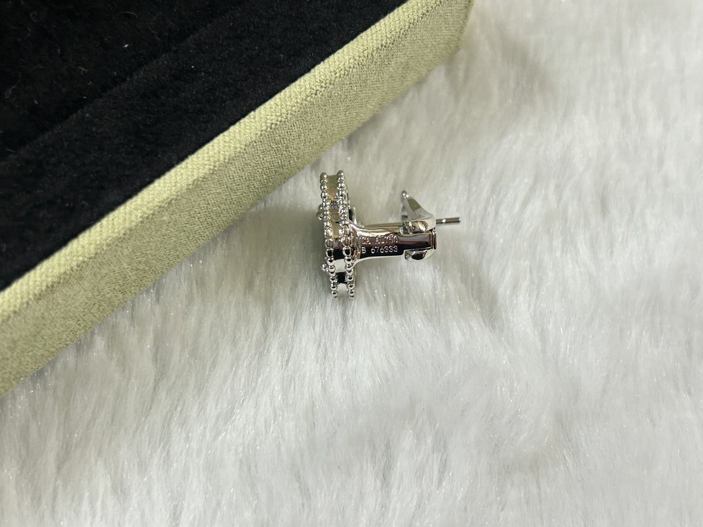 [Imperial] CLOVER PIETERSITE MEDIUM STUD EARRINGS