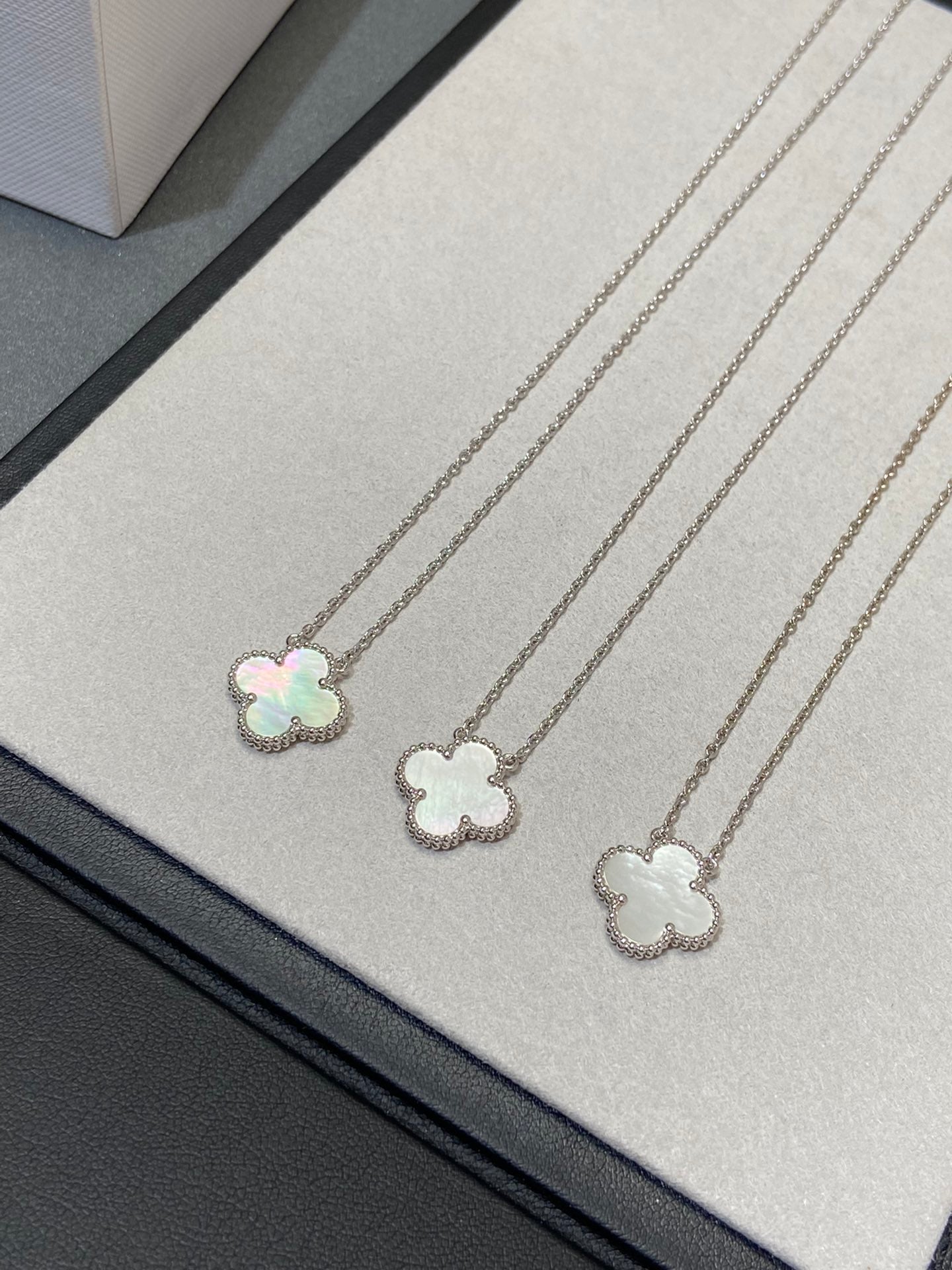 [Imperial] CLOVER MEDIUM SILVER WHITE MOP NECKLACE