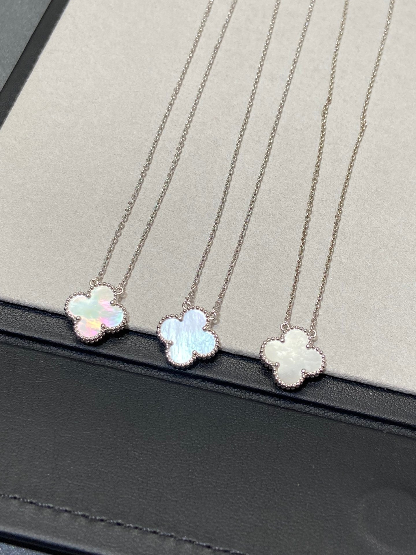 [Imperial] CLOVER MEDIUM SILVER WHITE MOP NECKLACE