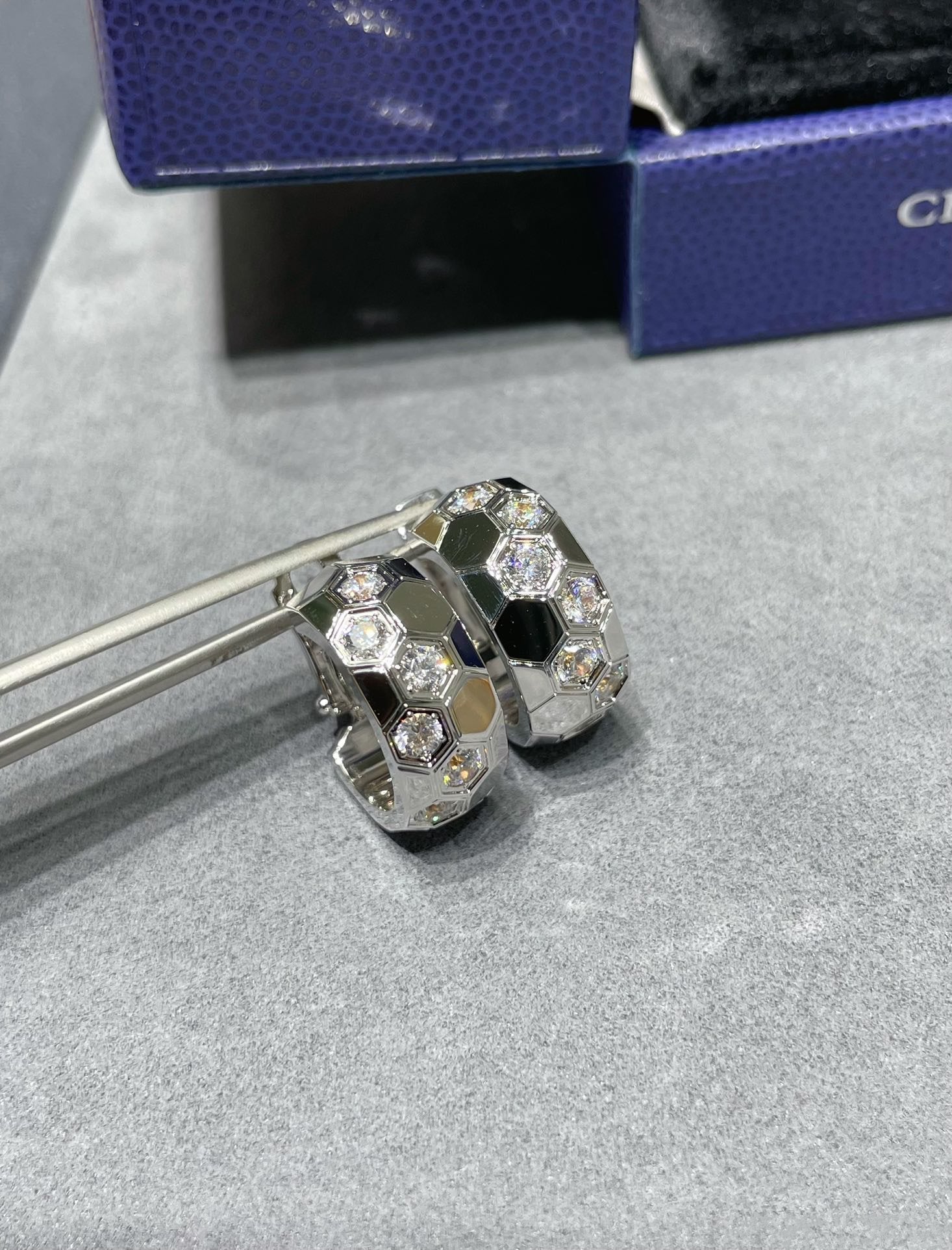[Imperial] BEE LOVE DIAMOND HOOP EARRINGS