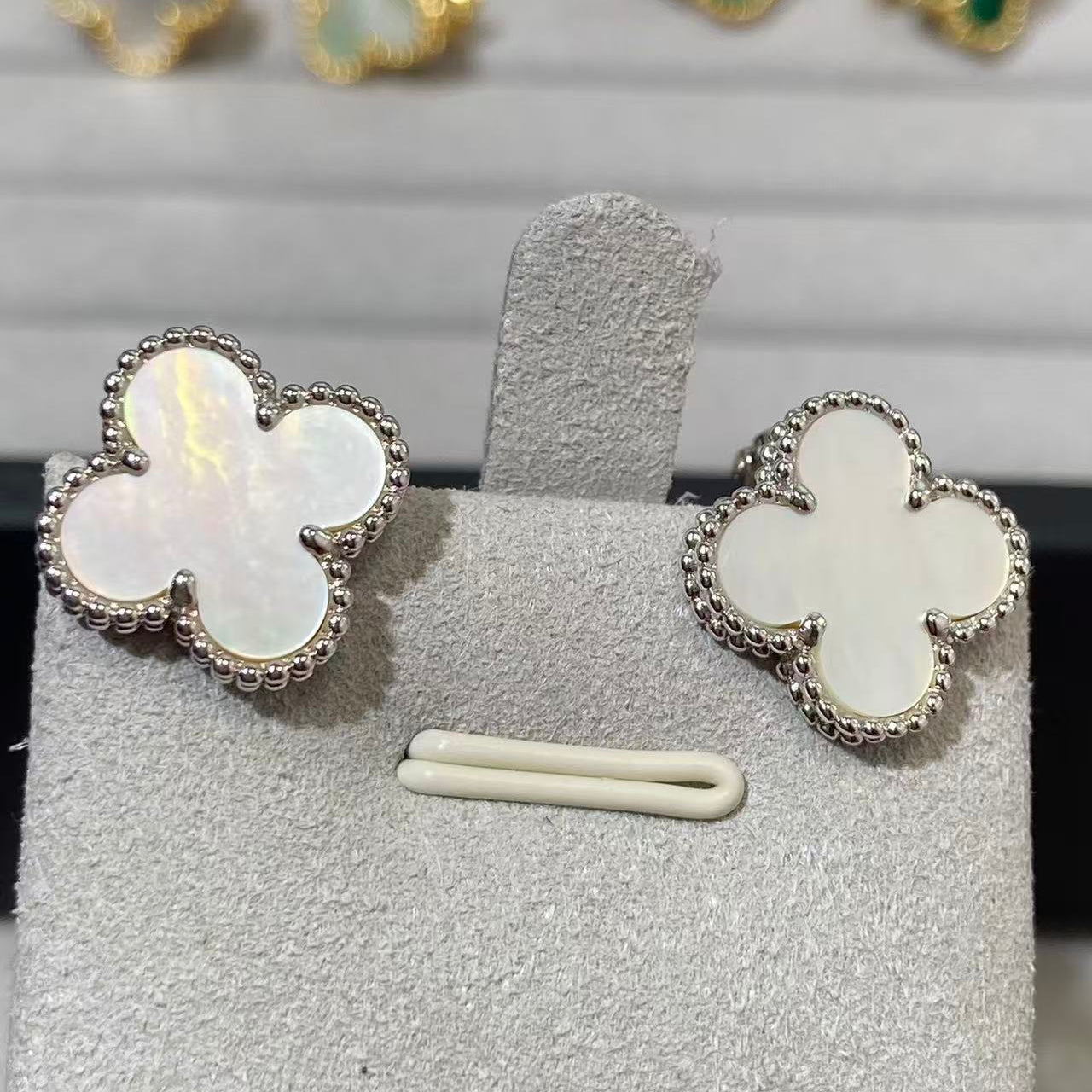 [Imperial] CLOVER LARGE (20mm) 1 MOTIFS WHITE MOP STUD EARRINGS