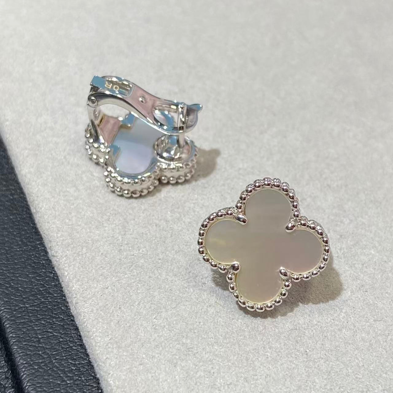 [Imperial] CLOVER LARGE (20mm) 1 MOTIFS WHITE MOP STUD EARRINGS