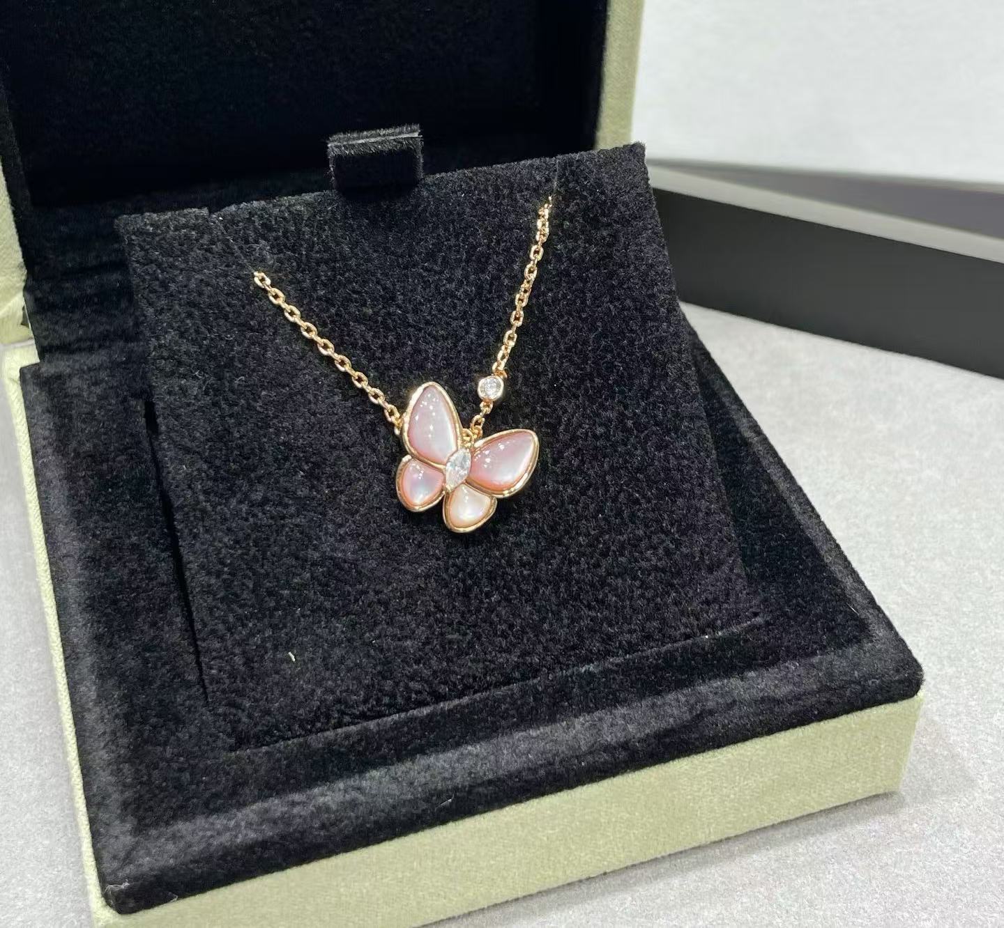 [Imperial] BUTTERFLY PINK MOTHER-OF-PEARL DIAMOND NECKLACE