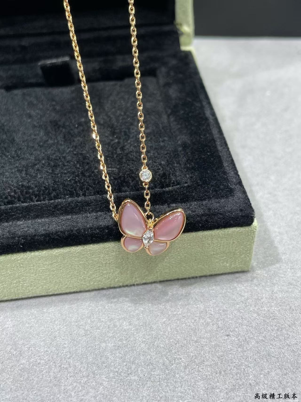 [Imperial] BUTTERFLY PINK MOTHER-OF-PEARL DIAMOND NECKLACE