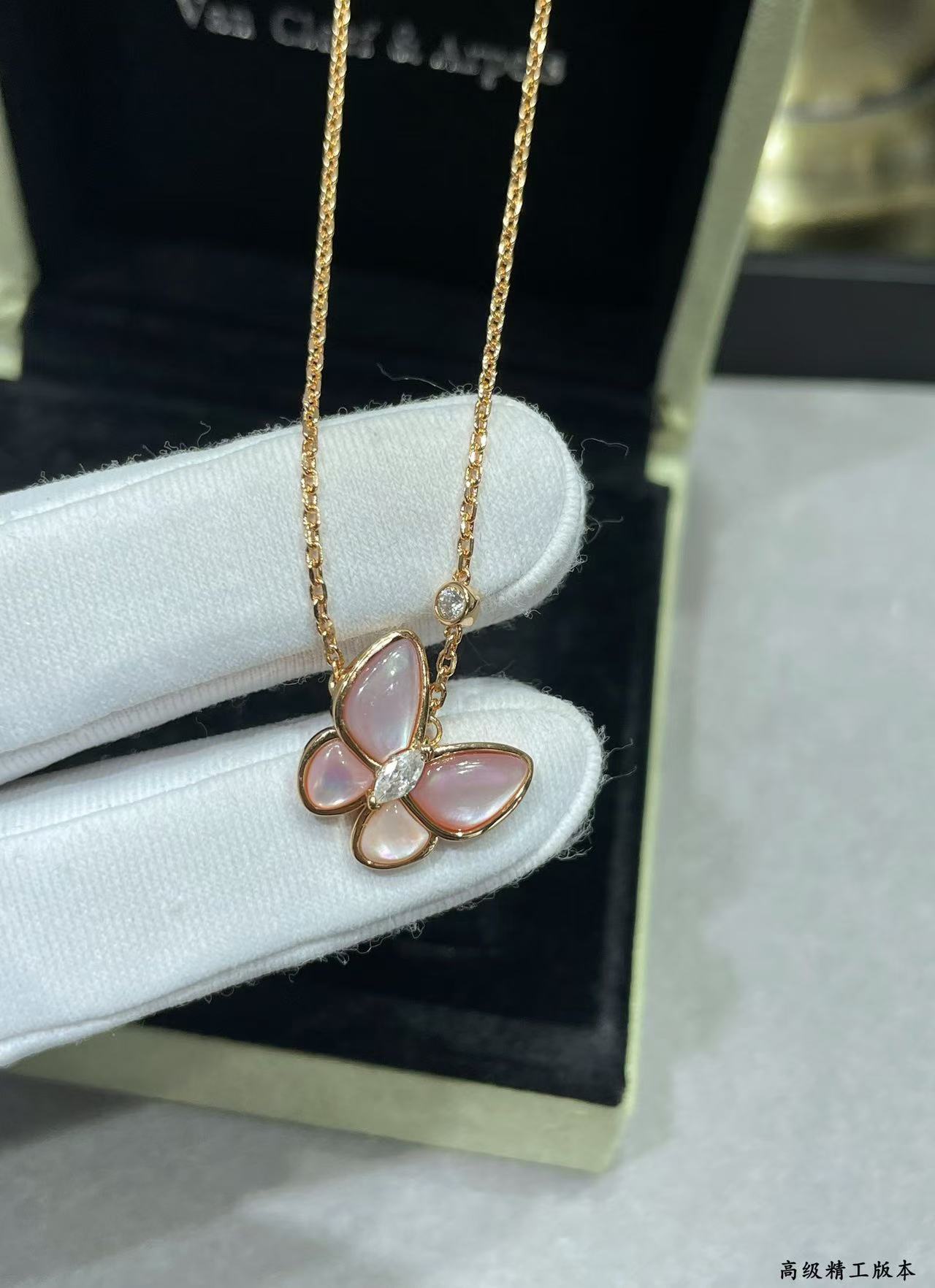 [Imperial] BUTTERFLY PINK MOTHER-OF-PEARL DIAMOND NECKLACE
