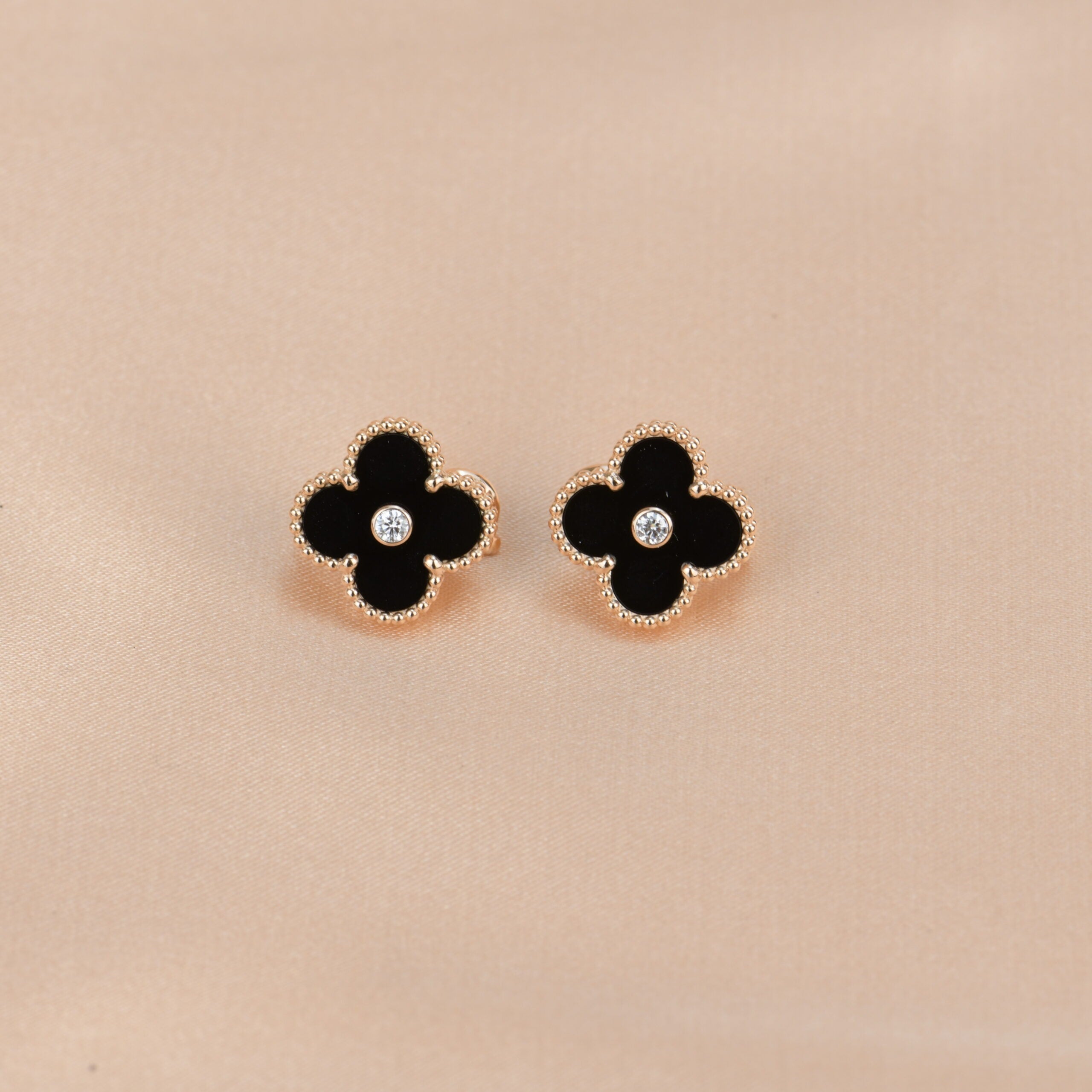 [Imperial] CLOVER MEDIUM 1 MOTIFS ONYX DIAMOND EARRINGS