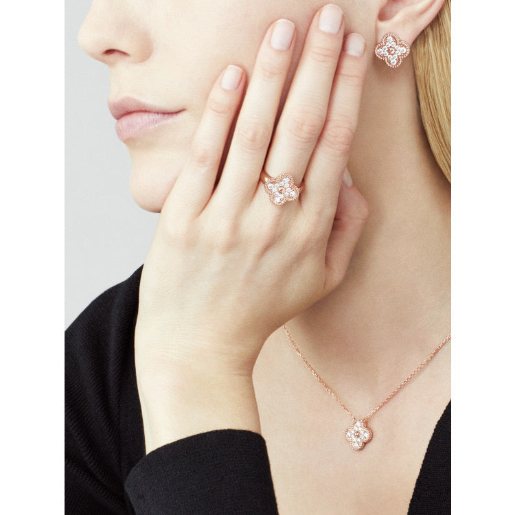 [Imperial] CLOVER 15MM DIAMOND SINGLE FLOWER NECKLACE