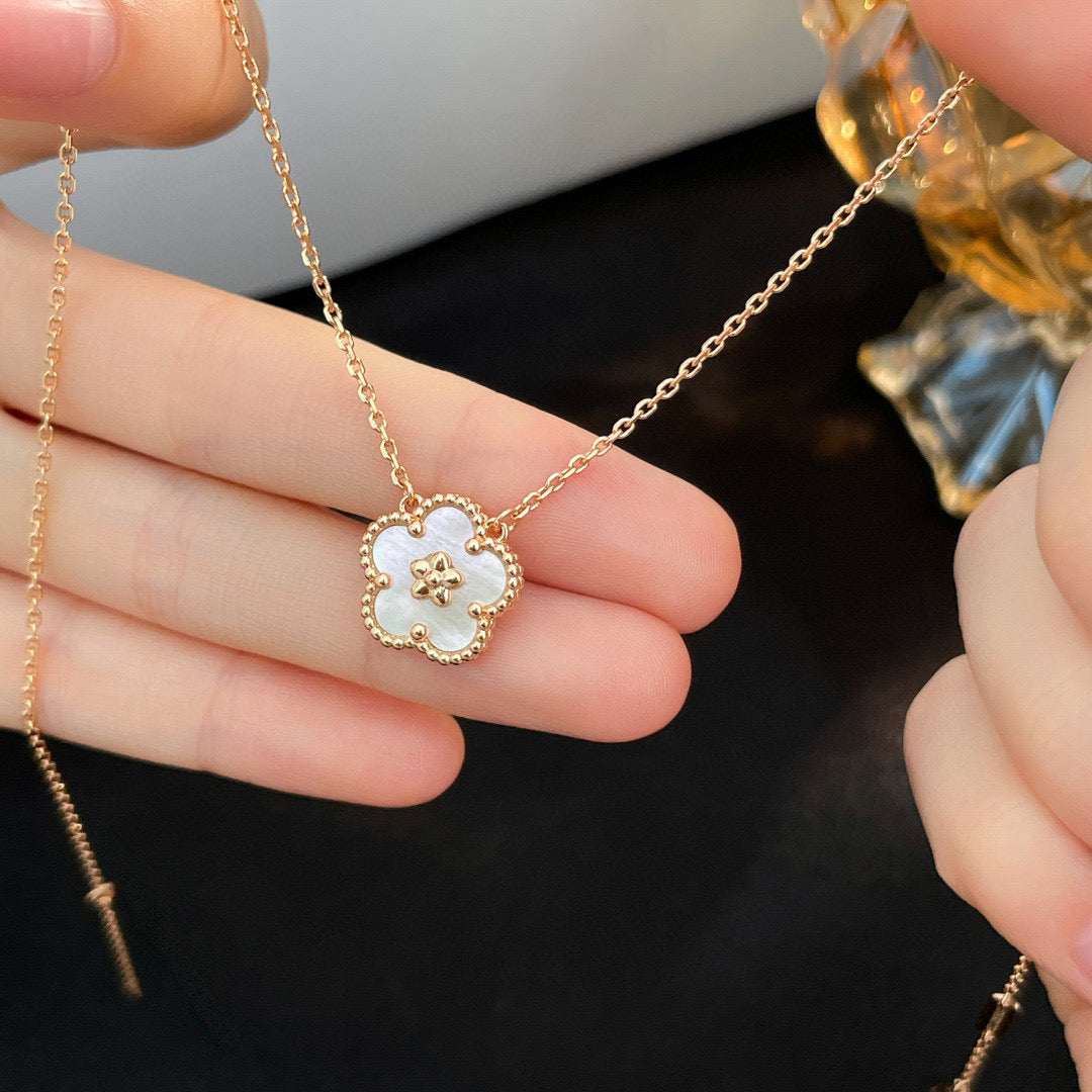 [Imperial] LUCKY  WHITE MOP  PLUM BLOSSOM NECKLACE
