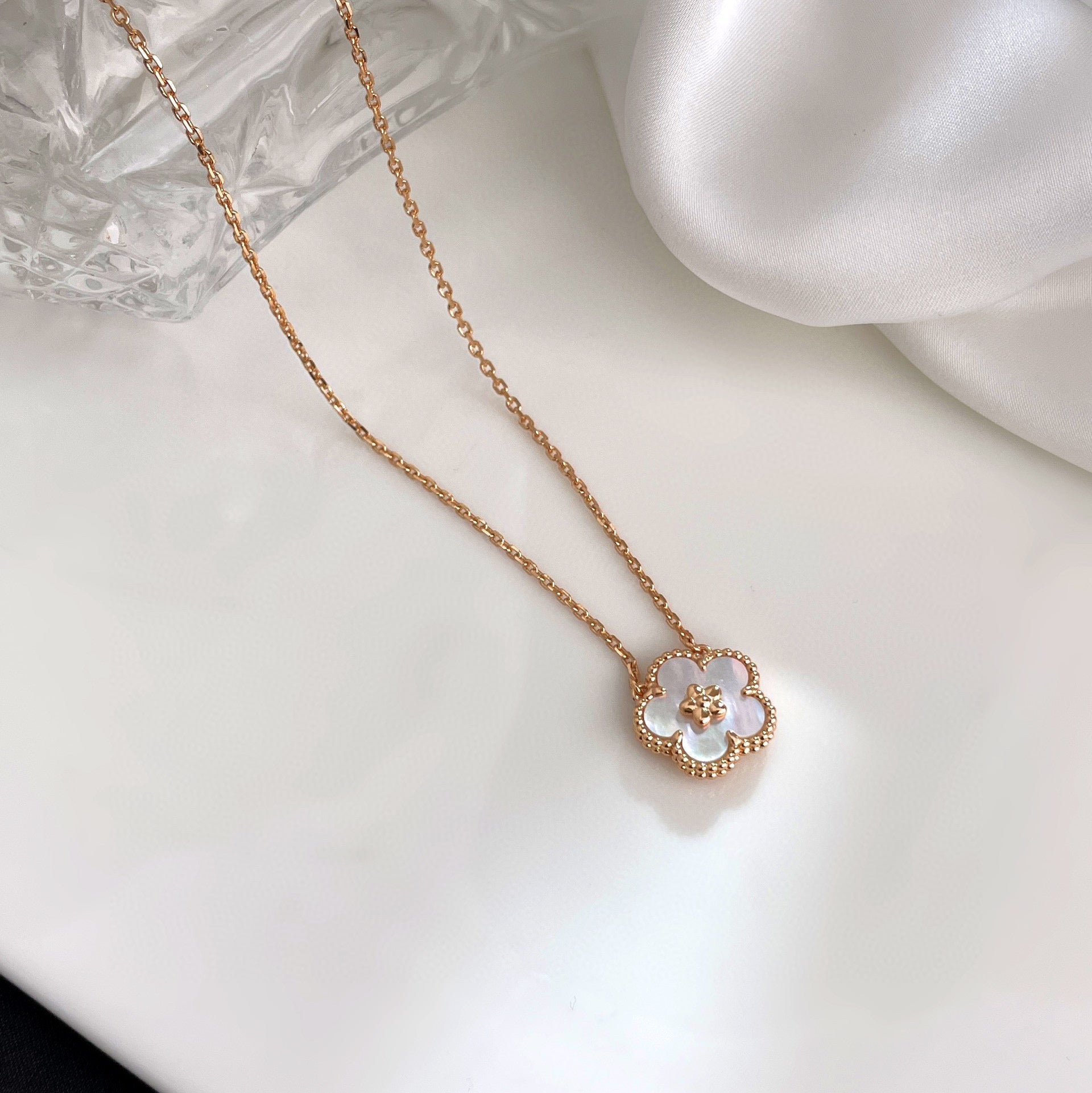 [Imperial] LUCKY  WHITE MOP  PLUM BLOSSOM NECKLACE