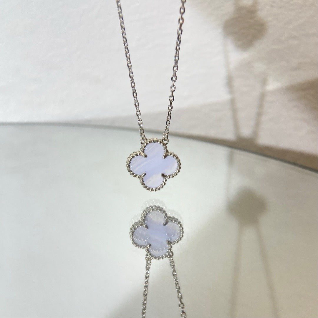 [Imperial] CLOVER 15MM BLUE CHALCEDONY NECKLACE SILVER