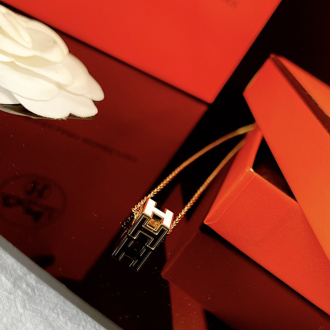 [Imperial] H WHITE SQUARE GOLD NECKLACE