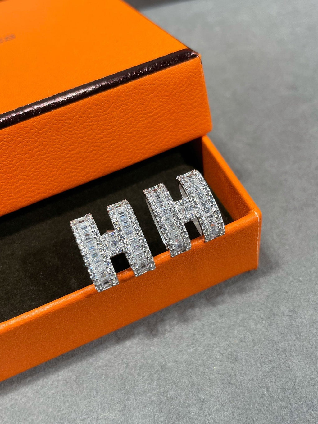 [Imperial] H STUD EARRINGS WITH SILVER DIAMONDS