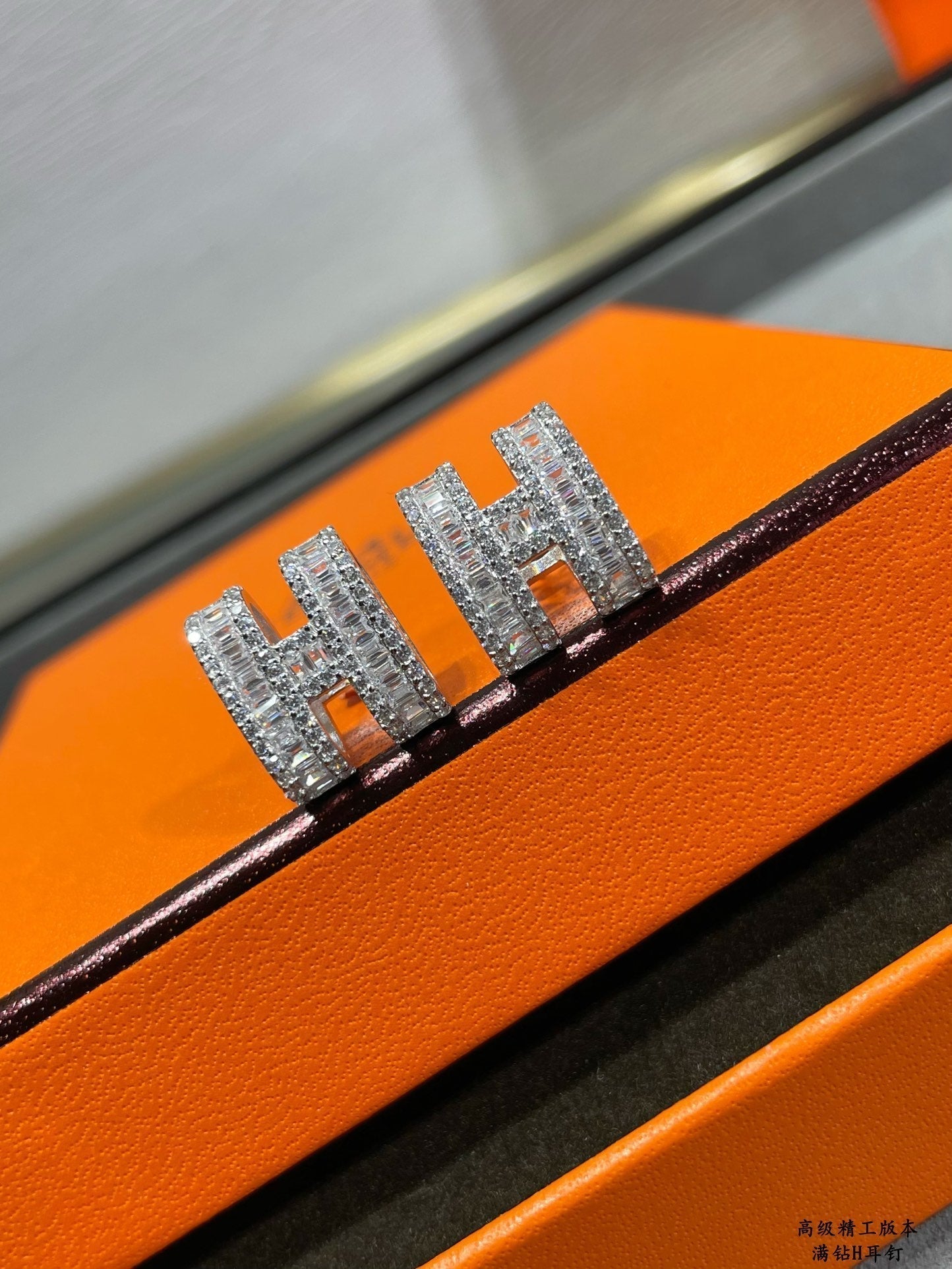 [Imperial] H STUD EARRINGS WITH SILVER DIAMONDS
