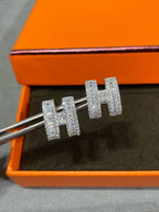 [Imperial] H STUD EARRINGS WITH SILVER DIAMONDS