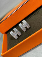 [Imperial] H STUD EARRINGS WITH SILVER DIAMONDS