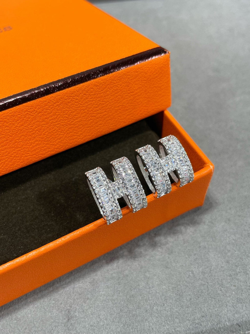 [Imperial] H STUD EARRINGS WITH SILVER DIAMONDS