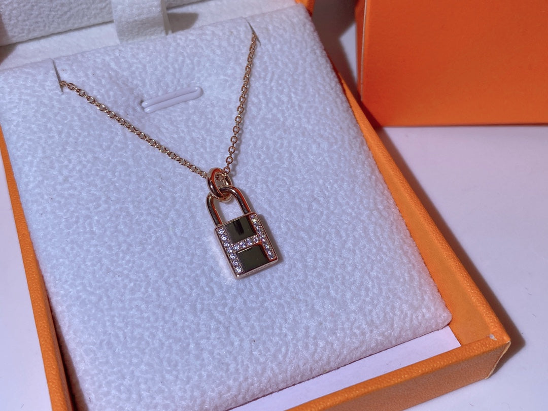 [Imperial] HM ADVANCED NICHE LOCK HEAD NECKLACE DIAMONDS