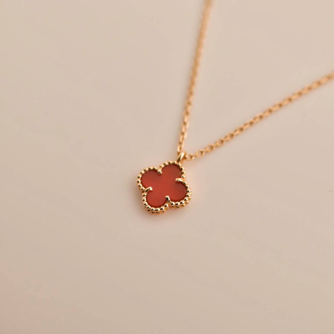 [Imperial] CLOVER MINI 9.5MM WHITE CARNELIANS NECKLACE