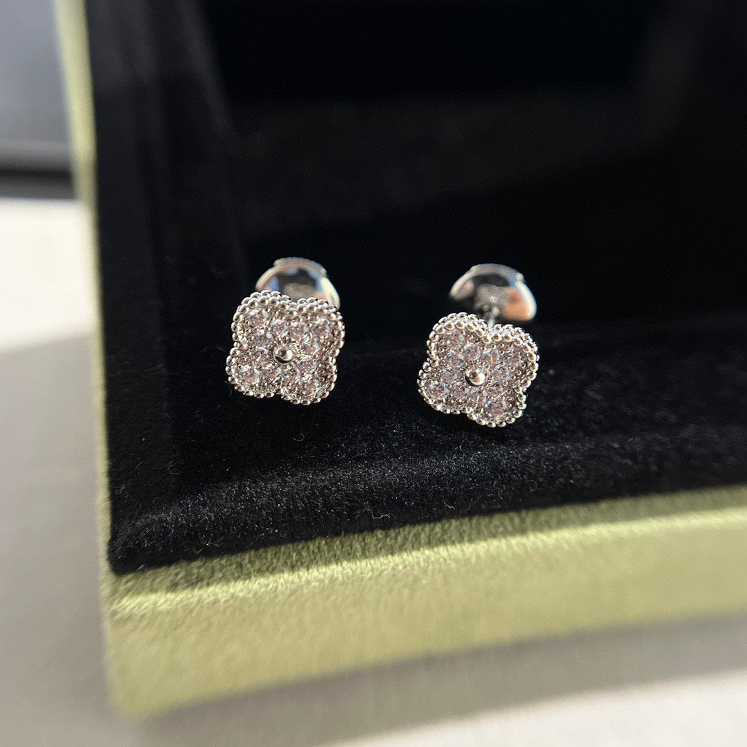 [Imperial] CLOVER MINI DIAMOND STUD EARRINGS