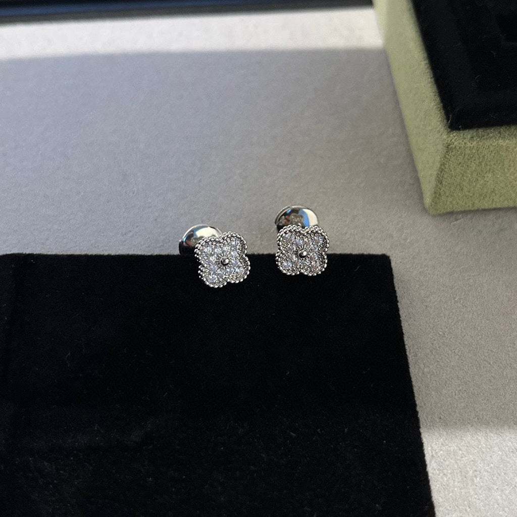 [Imperial] CLOVER MINI DIAMOND STUD EARRINGS