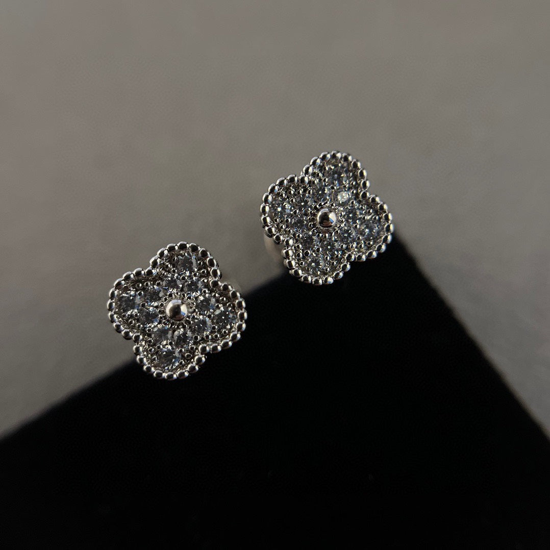 [Imperial] CLOVER MINI DIAMOND STUD EARRINGS