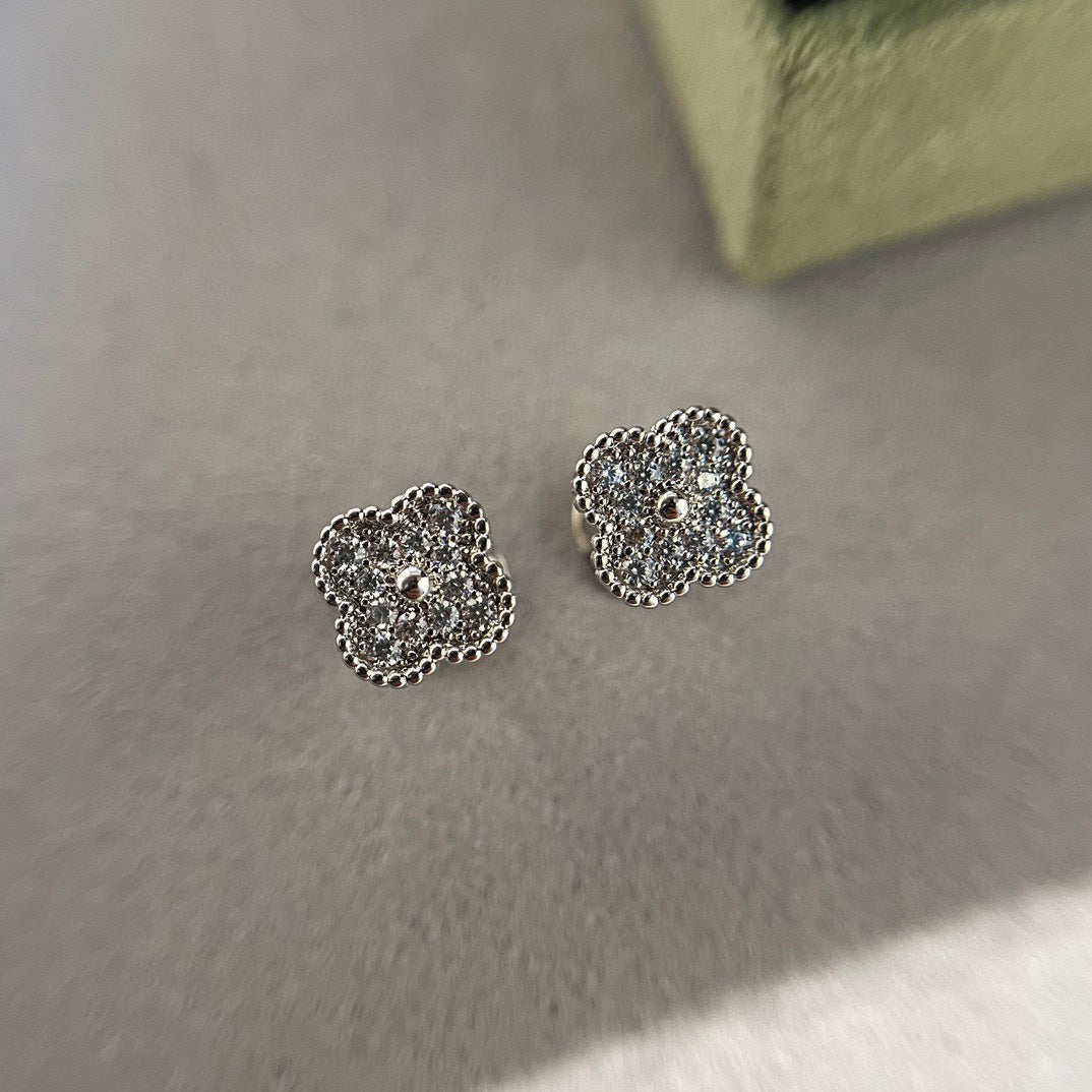 [Imperial] CLOVER MINI DIAMOND STUD EARRINGS