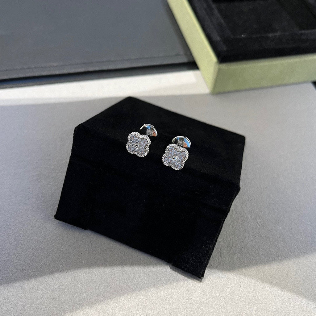 [Imperial] CLOVER MINI DIAMOND STUD EARRINGS